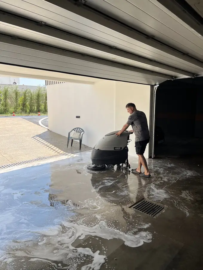 Mašinsko pranje poda garaže