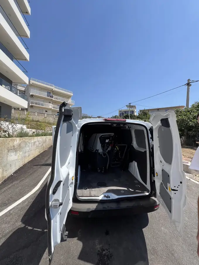 Tetris kombi sa opremom ispred zgrade