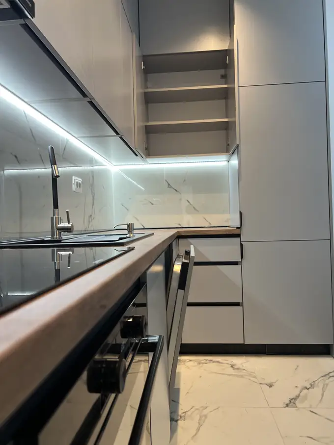Detalj kuhinje sa LED rasvjetom ispod visećih elemenata