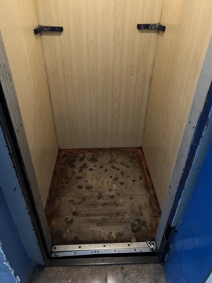 Pod lifta prije zamjene, oštećen i prljav