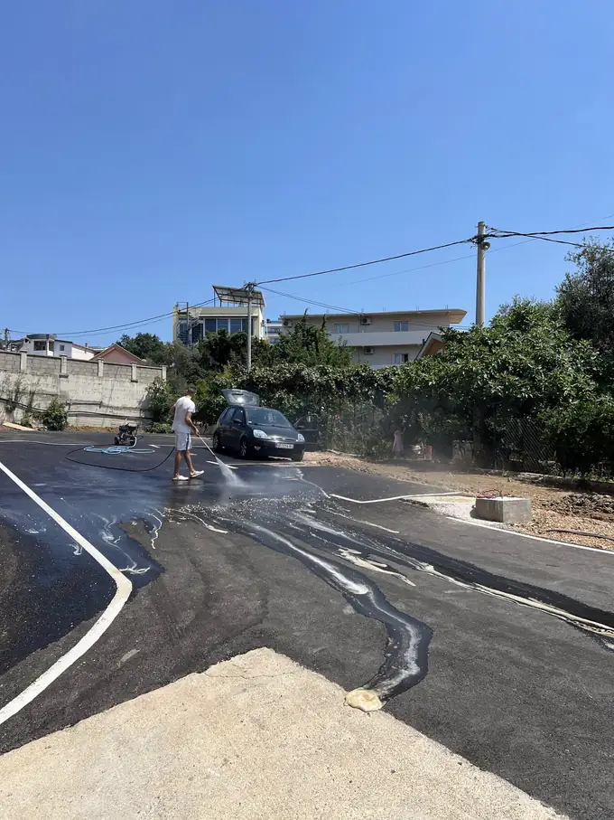Opran parking i prilaz zgradi