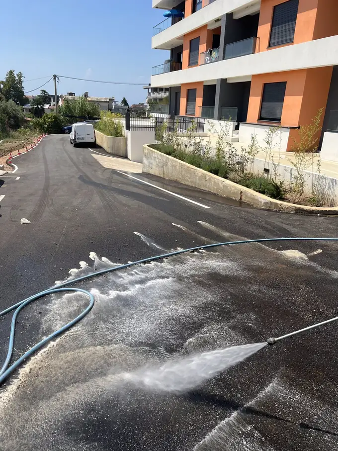 Pranje parkinga pod pritiskom ispred stambene zgrade
