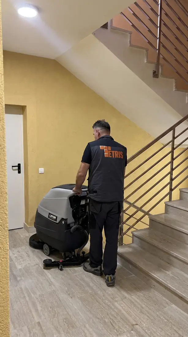 Tetris radnik mašinski pere stubište stambene zgrade