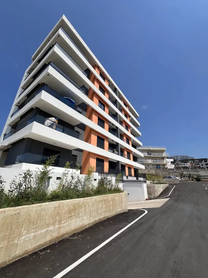 Nova stambena zgrada u Šušnju, Bar, pripremljena za preuzimanje na održavanje